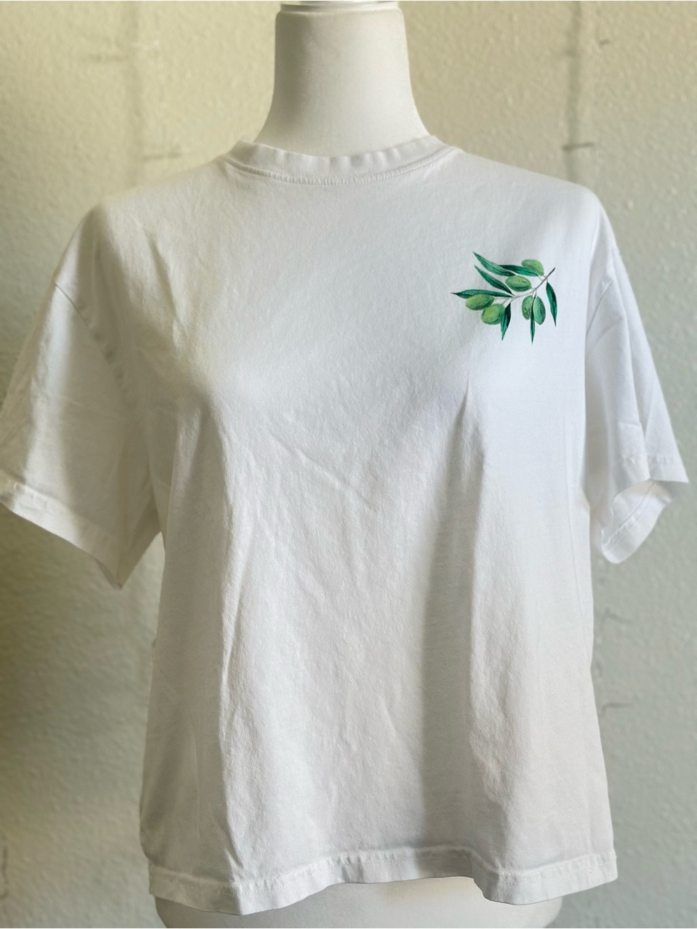 White olive branch graphic tee with green olive branch graphic 0012